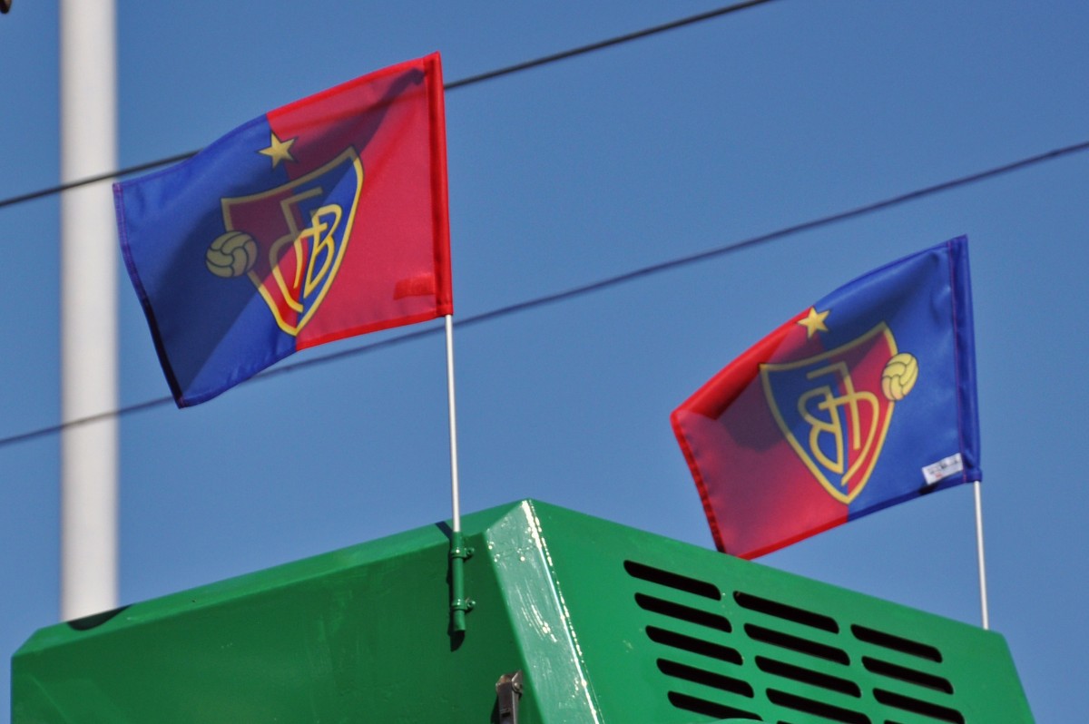 Der FC Basel wurde am 18.05.2014 zum fünften mal hintereinander Schweizer Fussballmeister. Darum hat die BVB alle Trams und Busse mit FCB Fähnchen ausgerüstet. Die Aufnahme stammt vom 18.05.2014.