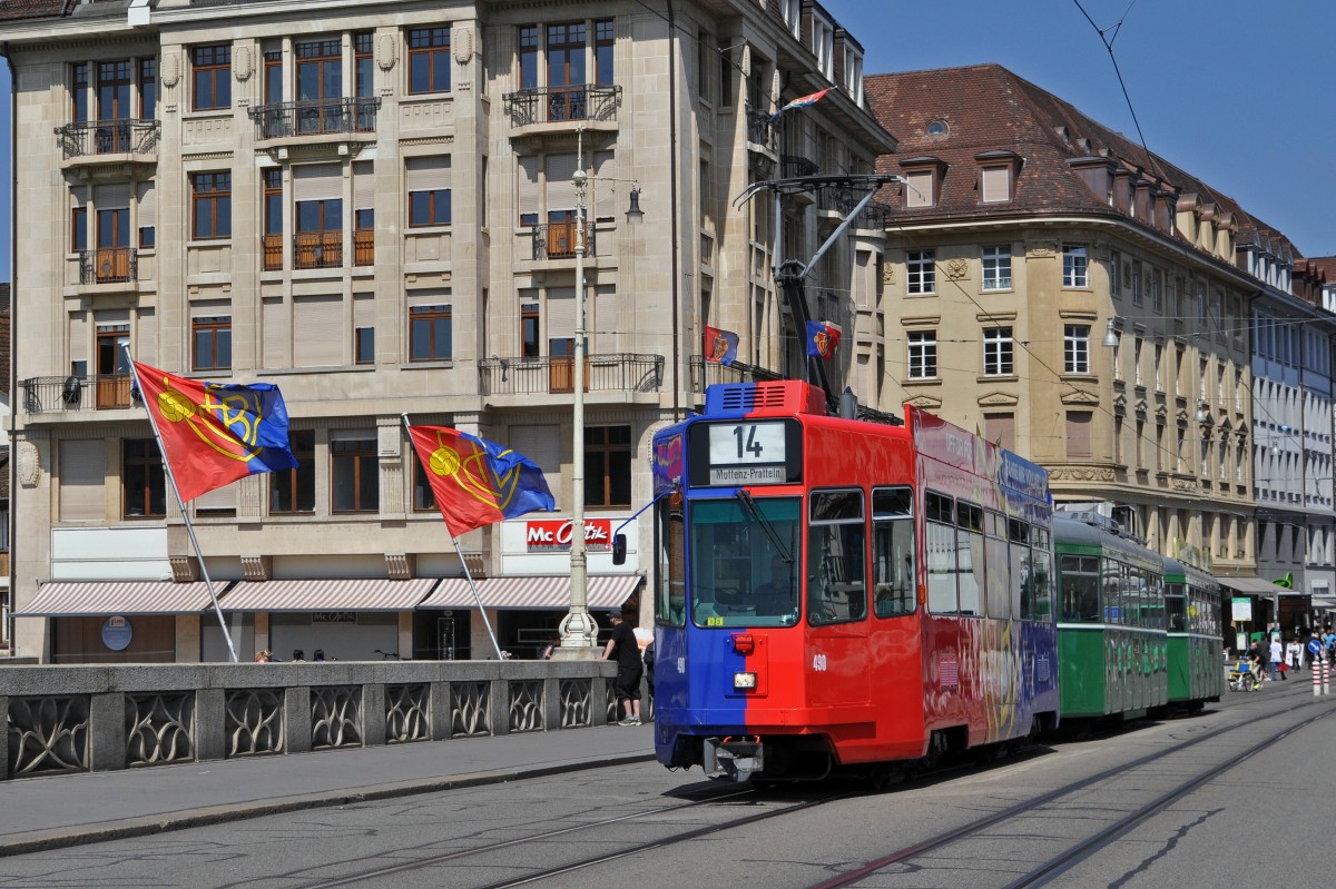 Der FC Basel ist zum sechsten Mal in Serie Schweizer Fußballmeister geworden. Die ganze Mittlere Rheinbrücke wurde mit FCB Fahnen geschmückt. Der Be 4/4 490, der die Farben des FC Basel trägt, überquert auf der Linie 14 die beflaggte Mittlere Rheinbrücke. Die Aufnahme stammt vom 18.05.2015.