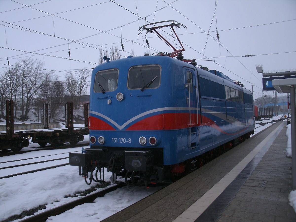 Der Fdl von Bergen/Rügen ließ die SRI 151 170,am 29.März 2013,vom Bahnsteig aus nach Klementelvitz abfahren.