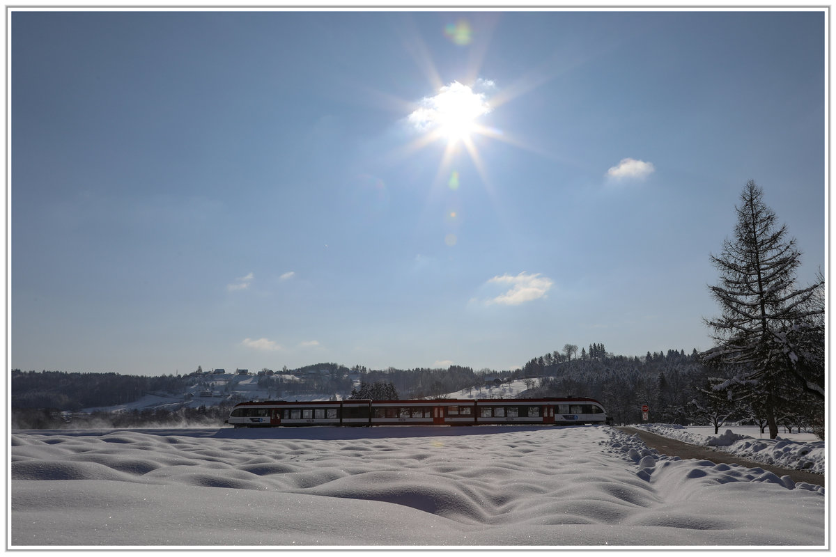 Der Februar 2018 brachte Neuschnee. 
Hier kurz vor seinem Ziel wirbelt dieser GTW 2/8 etwas Schnee auf. 