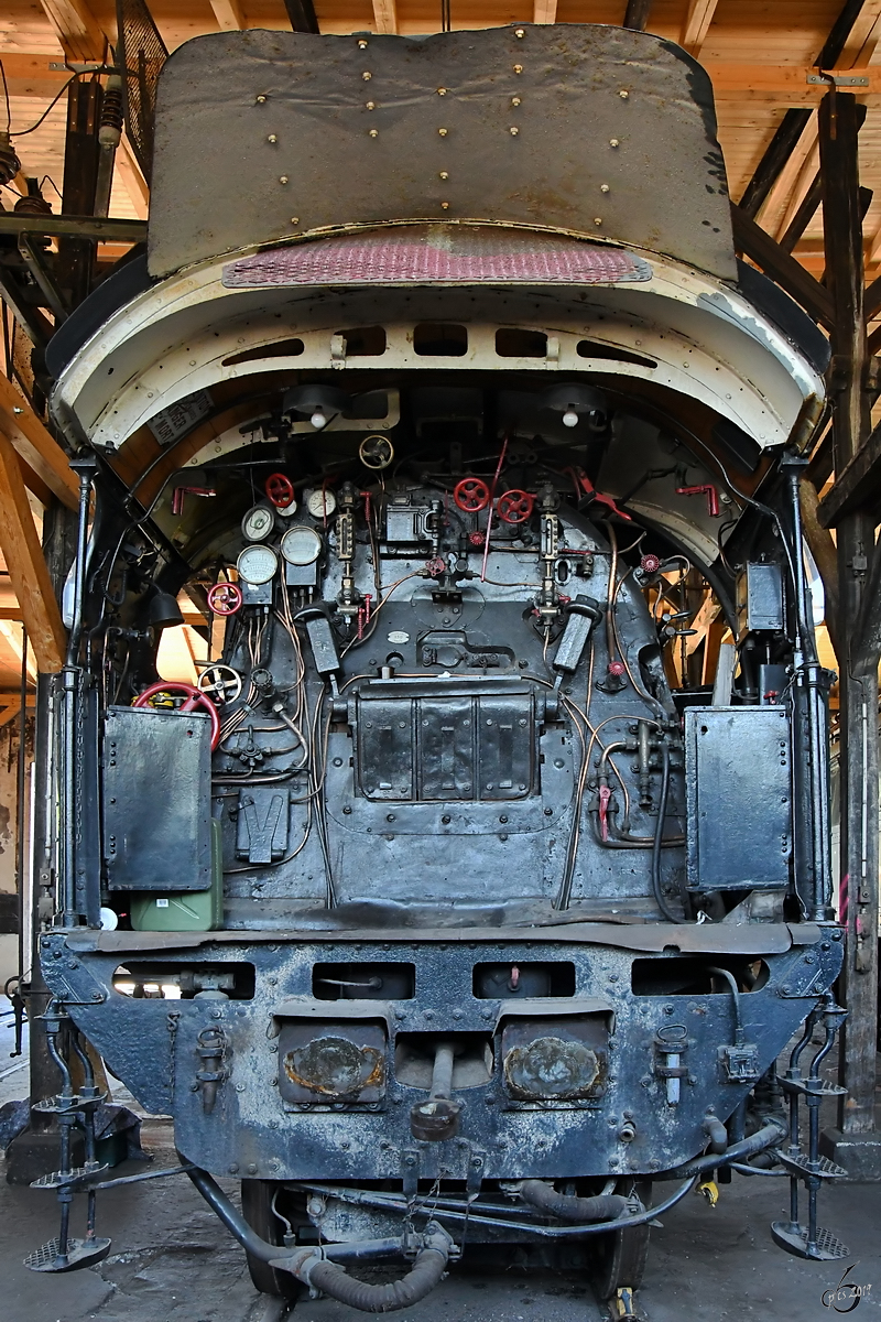 Der fehlende Schlepptender ermöglicht einen freien Blick auf den Führerstand der französischen Dampflokomotive 231 K 22 im Rundhaus Europa des Bahnparks Augsburg. (Juni 2019)