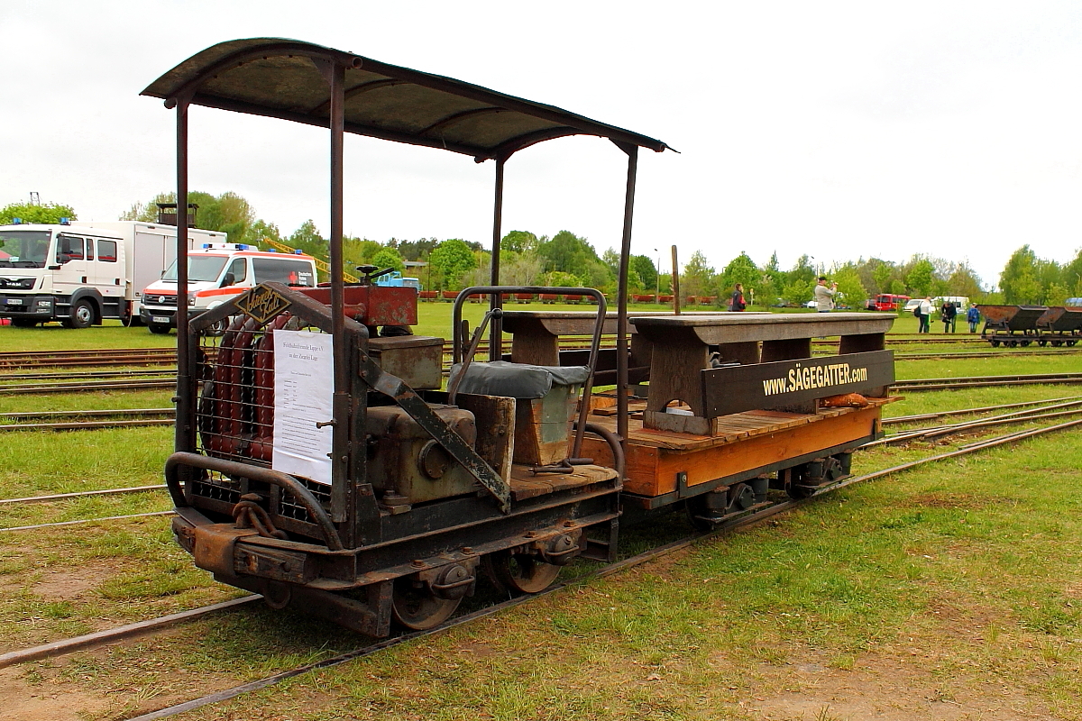 Der Feldbahndiesel der Feldbahnfreunde Lippe e. V. zu Gast beim 1. Märkischen Feldbahnfest am 10.05.2015 im Ziegeleipark Mildenberg.
Die Lok wurde 1958 von der Ziegelei Krüger aus Lemgo (Lippe) neu angeschafft, um bis die 70-er Jahre  dort den Dienst auf 500 mm Feldbahngleis zu verrichten.
Nach der Einstellung der Ziegelproduktion wurde die Lok abgestellt und kam dann Anfang 2000 in das Ziegeleimuseum Lage.
Dort wird die Lok unterhalten und in regelmäßigen Abständen auch vor Güter- und Personenzügen eingesetzt.
2005 wurde sie auf 600 mm umgespurt.
Weitere Daten: Motor Deutz 3013150 MAK 711, Hersteller Strüwer, Fabriknummer 60443, Loktyp Kuli 82, Achsfolge B-dm.
