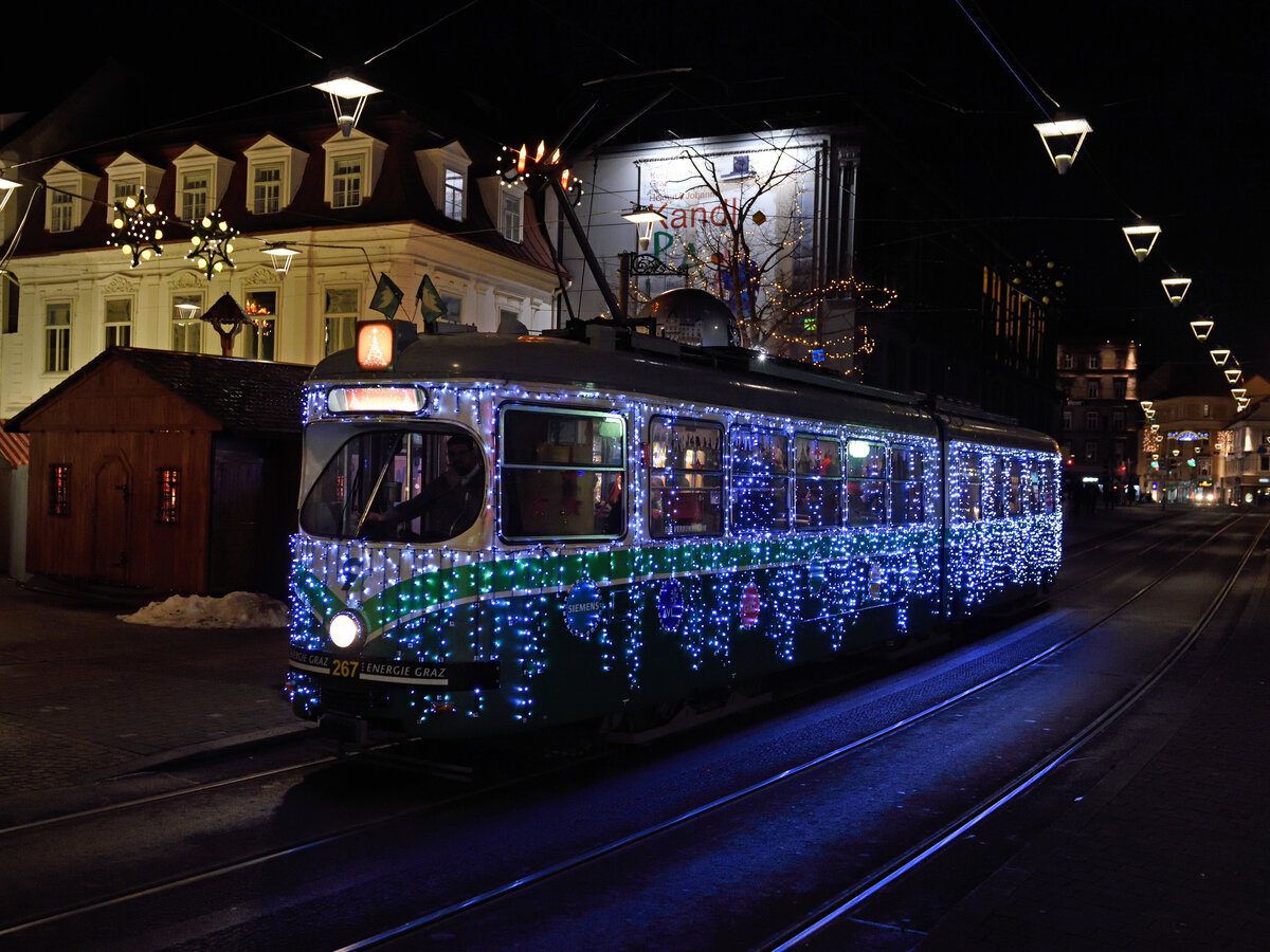 Der festlich geschmückte HGL Triebwagen 267 war heute den 19. Dezember 2021 als  Adventbim  zwischen dem Jakominiplatz und der Schleife Laudongasse unterwegs.
Auch am 24. Dezember wird gefahren, der Fahrplan ist hier ersichtlich.
https://www.tramway-museum-graz.at/_lccms_/_00792/Advent-Bim.htm?VER=201104115035&MID=349&LANG=ger