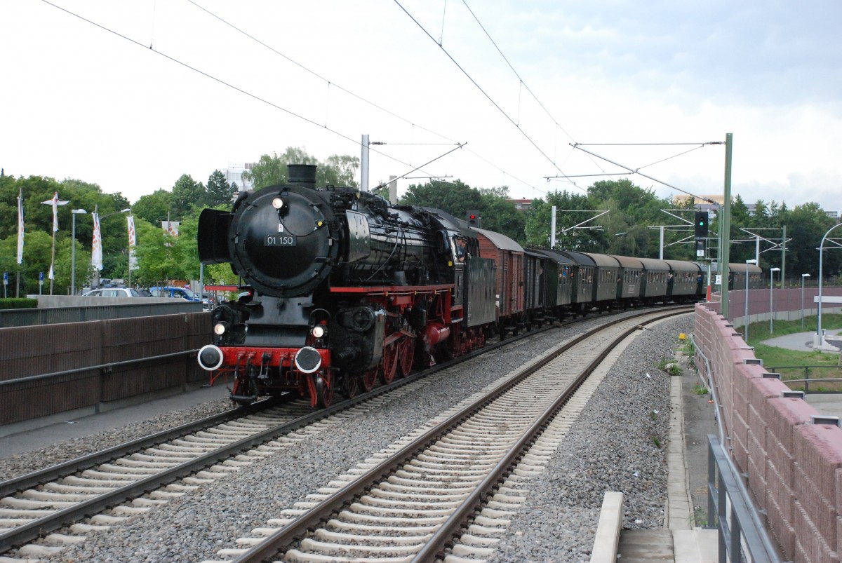 Der  Feurige Elias  unterwegs bei Maichingen, mit der Zuglok 01 150 in Richtung Bblingen, am 4.08.2013 