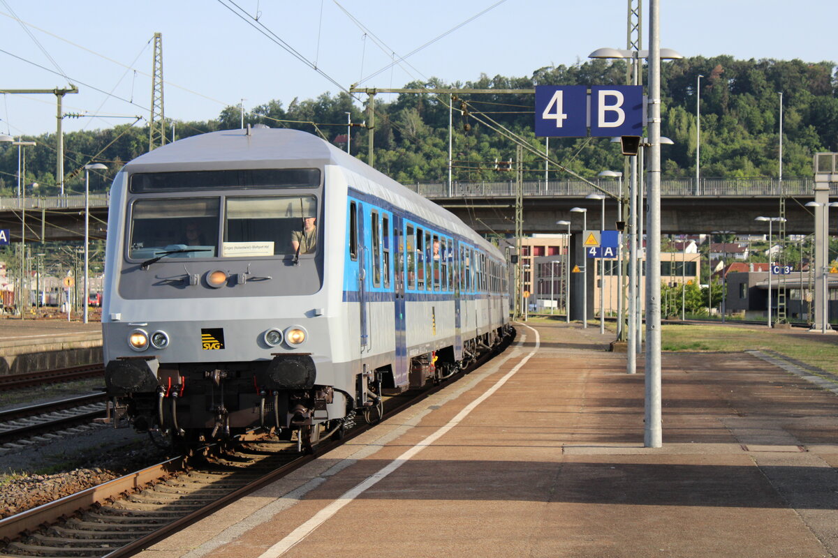 Der FEX-Südbahn der SVG erreicht angeführt von einem Wittenberger Steuerwagen am Morgen des 18.06.2022 den Bahnhof Plochingen zur Fahrt nach Singen(Hohentwiel).