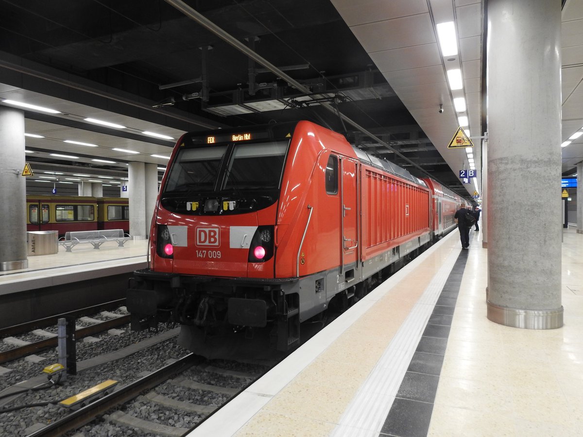 der FEX zum neuen Flughafen Berlin Brandenburg und zurück über Ostkreuz nach Berlin Hbf. Tief