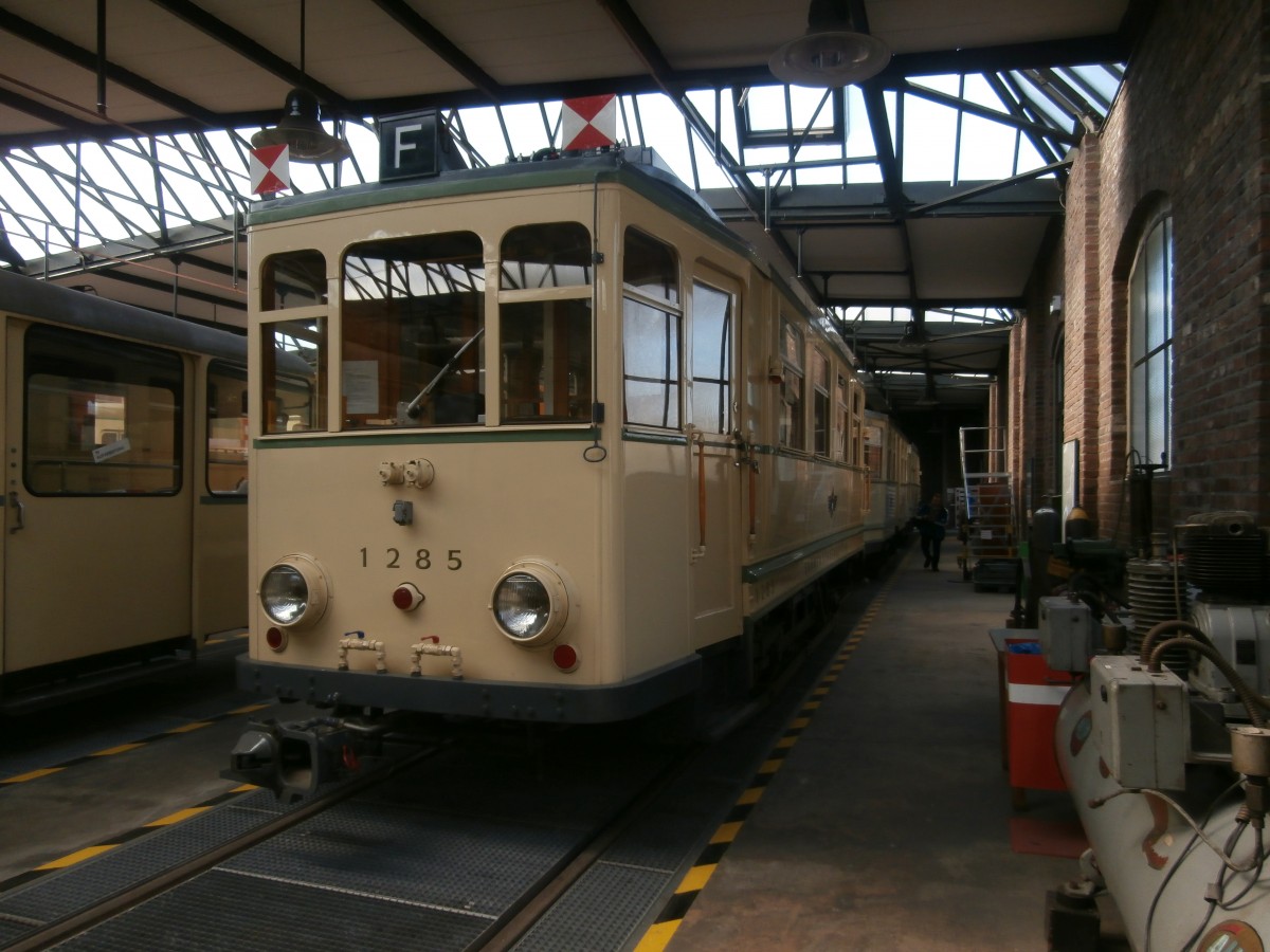 Der Finchenzug mit der Straßenbahn 1285 am 08.03.2014 im Straßenbahn Museum Thielenbruch.

Technische Daten mit den Wagen 1285+1286+1257(BW)

Baujahr: 1911
Länge: 10000mm
Breite: 2460mm
Höhe: 3500mm
Achsstand: 3500mm
Leergewicht: 15500kg (10000 BW)
Leistung: 2x 55kW, 4kW
Sitz/Stehplätze: je 32 (40/22 BW)
Hersteller: P.Herbrand & Co., Köln-Ehrenfeld (mechanisch), Siemens-Schuckert-Werke, Berlin (elek- trisch), Van der Zypen & Charlier(BW)
