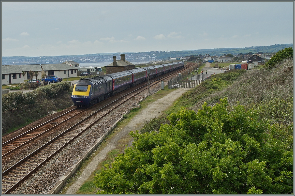 Der First Great Western Class 43 HST 125 von London kommend, erreicht bei Long Rocks nach einer langen Fahrt seit Teigmouth Landesinnere wieder das Meer und wird nach wenigen Meilen sein Ziel Penzance erreichen. 
18. Mai 2014
