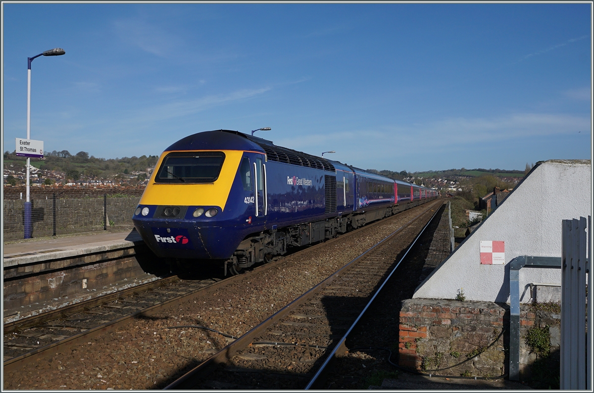 Der First Great Western (heute GWR) HST 125 Class 43 Triebzug nach London fährt ohne Halt durch Exeter St Thomas, doch der nächste Halt, Exeter St David, ist nicht weit.
20. April 2016