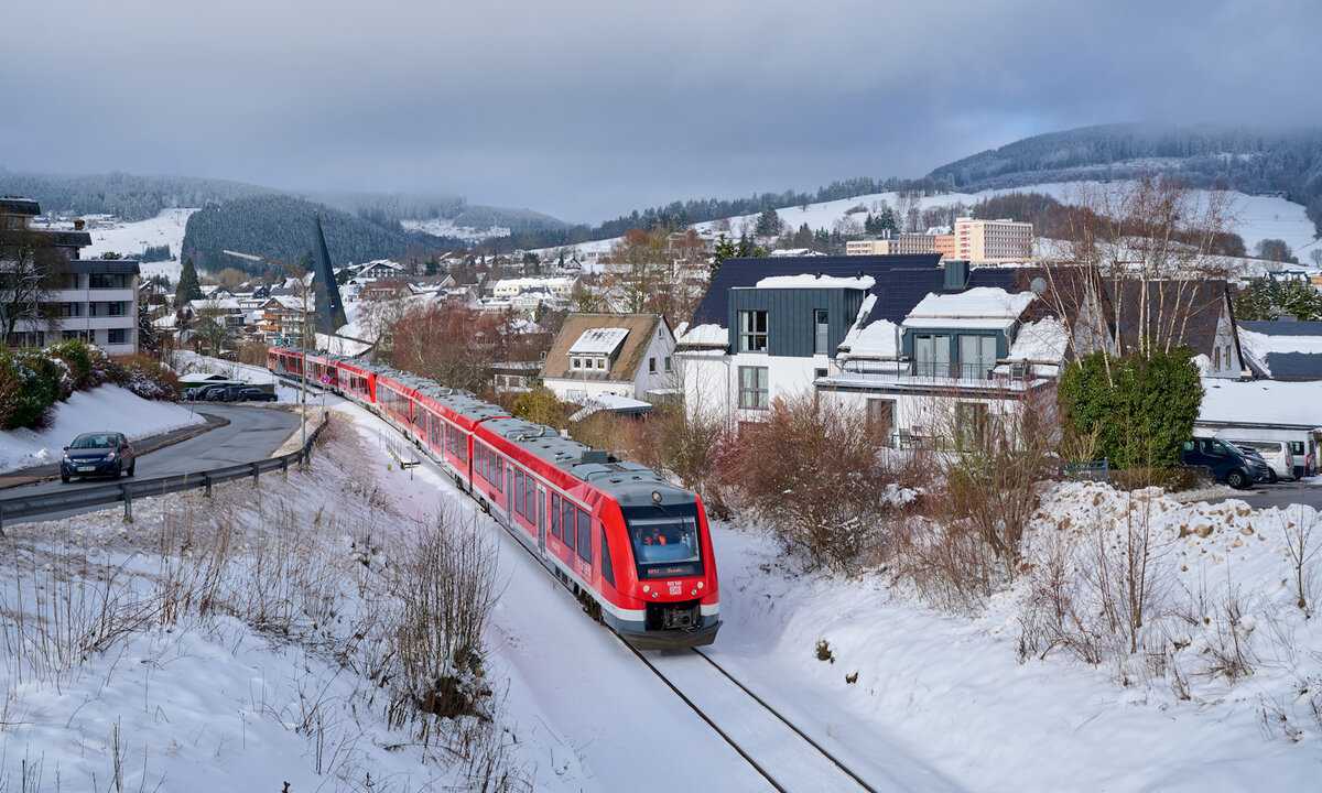 Der FIS-Skisprung-Weltcup Willingen fand 2026 am Wochenende des 31.01. und 01.02. statt. Wie in jedem Jahr kommen auf der Uplandbahn besondere Fahrzeuge zum Einsatz. 2026 kam unter Anderem 620 045 und 039 von Vareo zum Einsatz. Auf dem Weg nach Usseln fährt der Zug gerade durch Willingen.