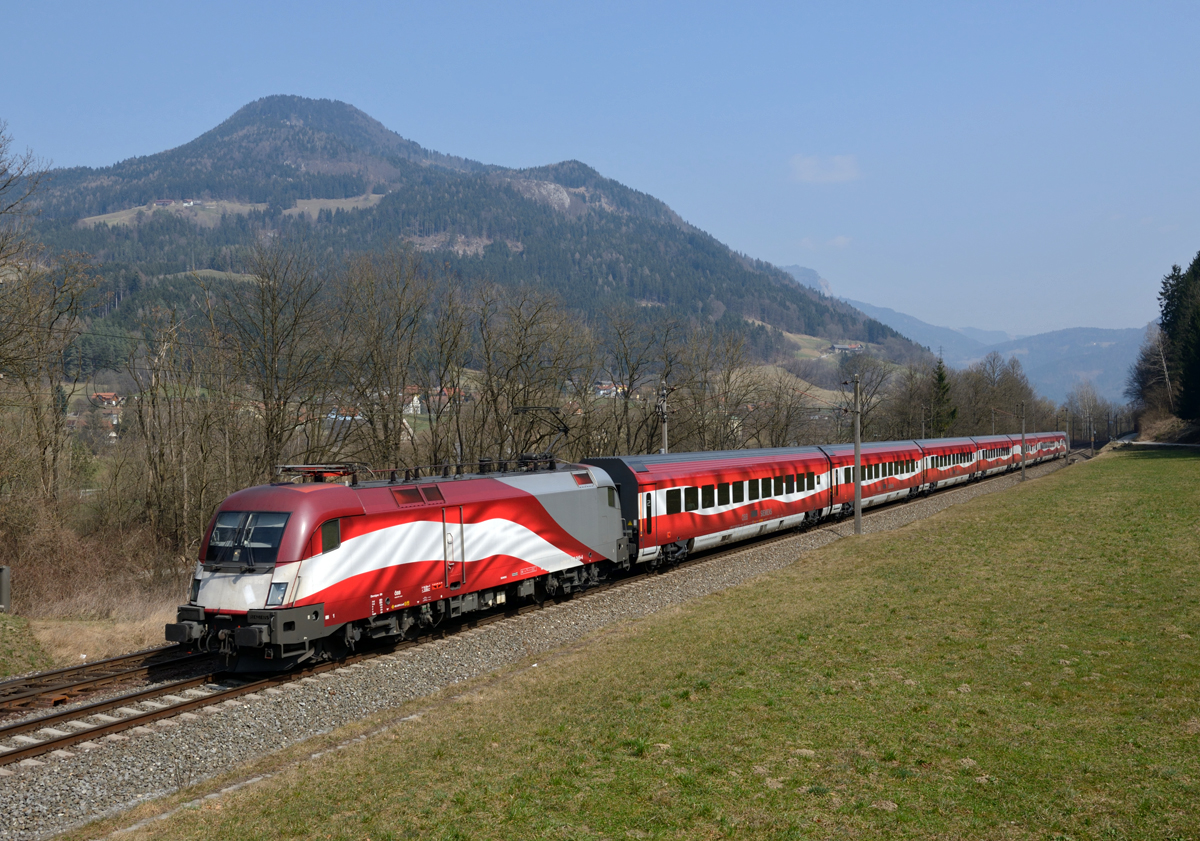 Der  Flaggen Railjet  war am 24. März 2015 mit der gedrehten 1116 249 als RJ 559 von Wien Hbf nach Graz Hbf unterwegs, und wurde von mir in Peugen bei Frohnleiten fotografiert.