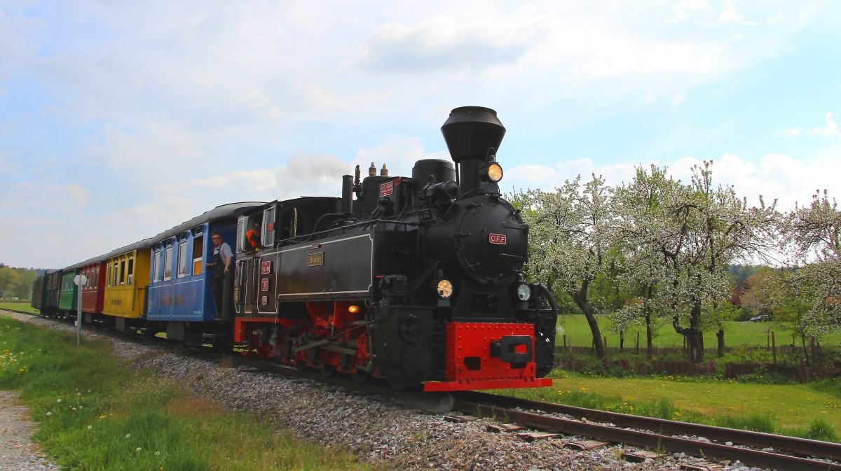 Der  Flascherlzug dampft wieder durchs Land. Zu Saisonbeginn wurde auch endlich 764.411R wieder Einsatzbereit.

Stainz am 19.04.2014