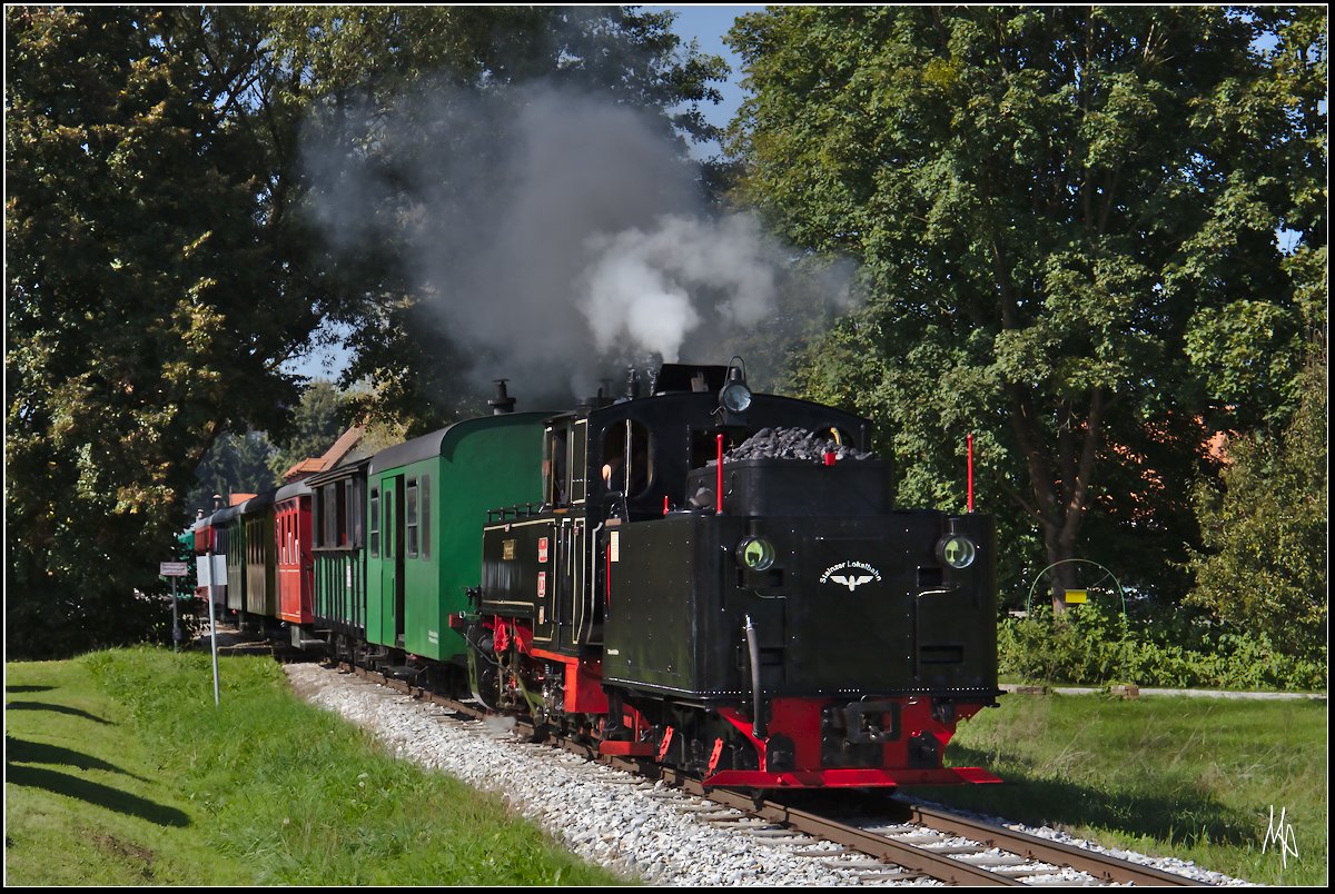 Der Flascherlzug kurz nach der Ausfahrt aus Stainz.
Gut zu erkennen ist der neue Tender. Als ich vor zwei Jahren die Strecke besucht hatte, war die selbe Lok noch ohne Tender unterwegs. (12.09.2018)