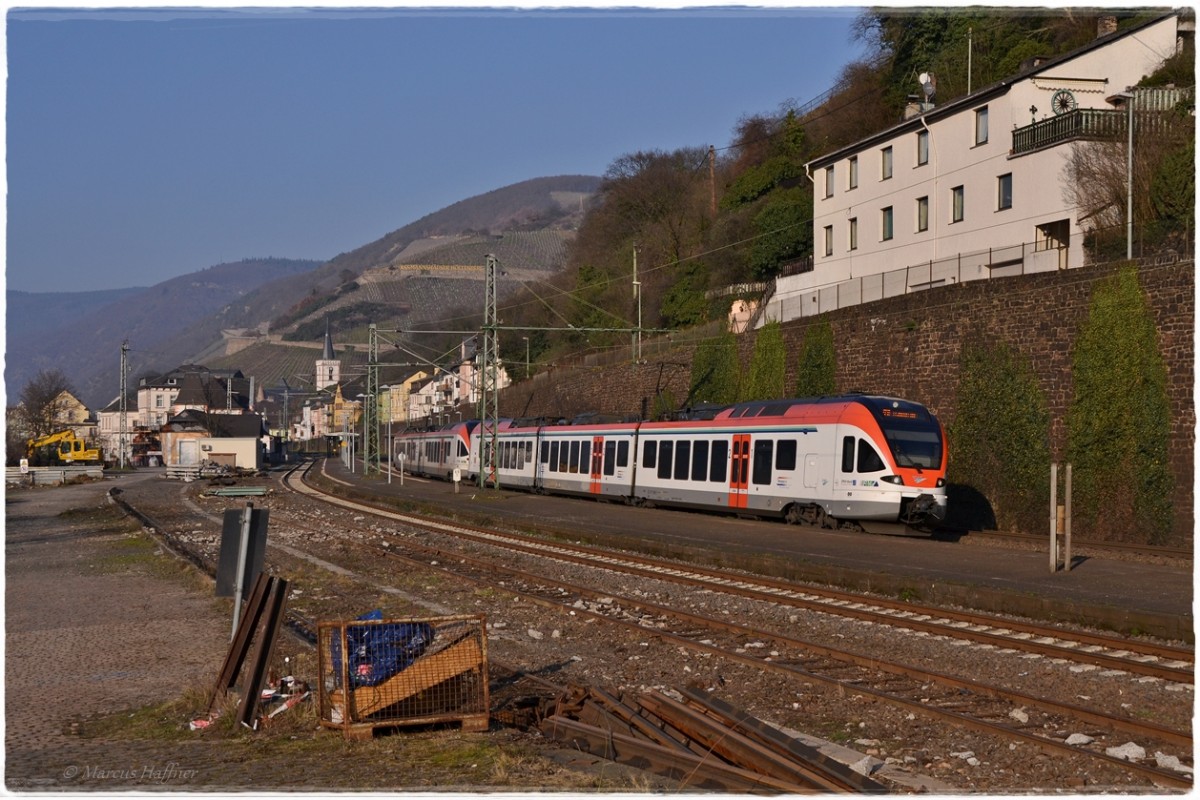 Der Flirt 304 von VIAS fährt am 31. Januar 2014 durch Assmanshausem Richtung Frankfurt (Main).