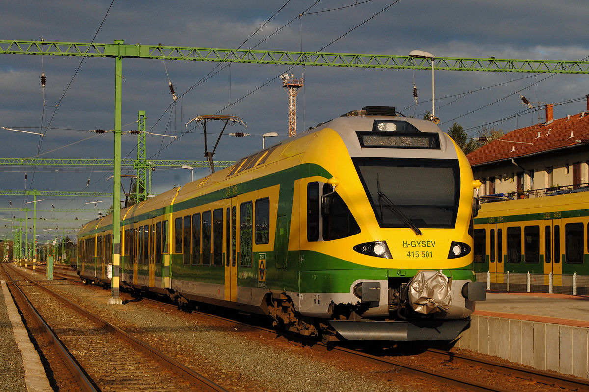 Der FLIRT 415 501 hat aus Sopron kommend gerade den Bahnhof Szentgotthard erreicht. (27.09.2014)