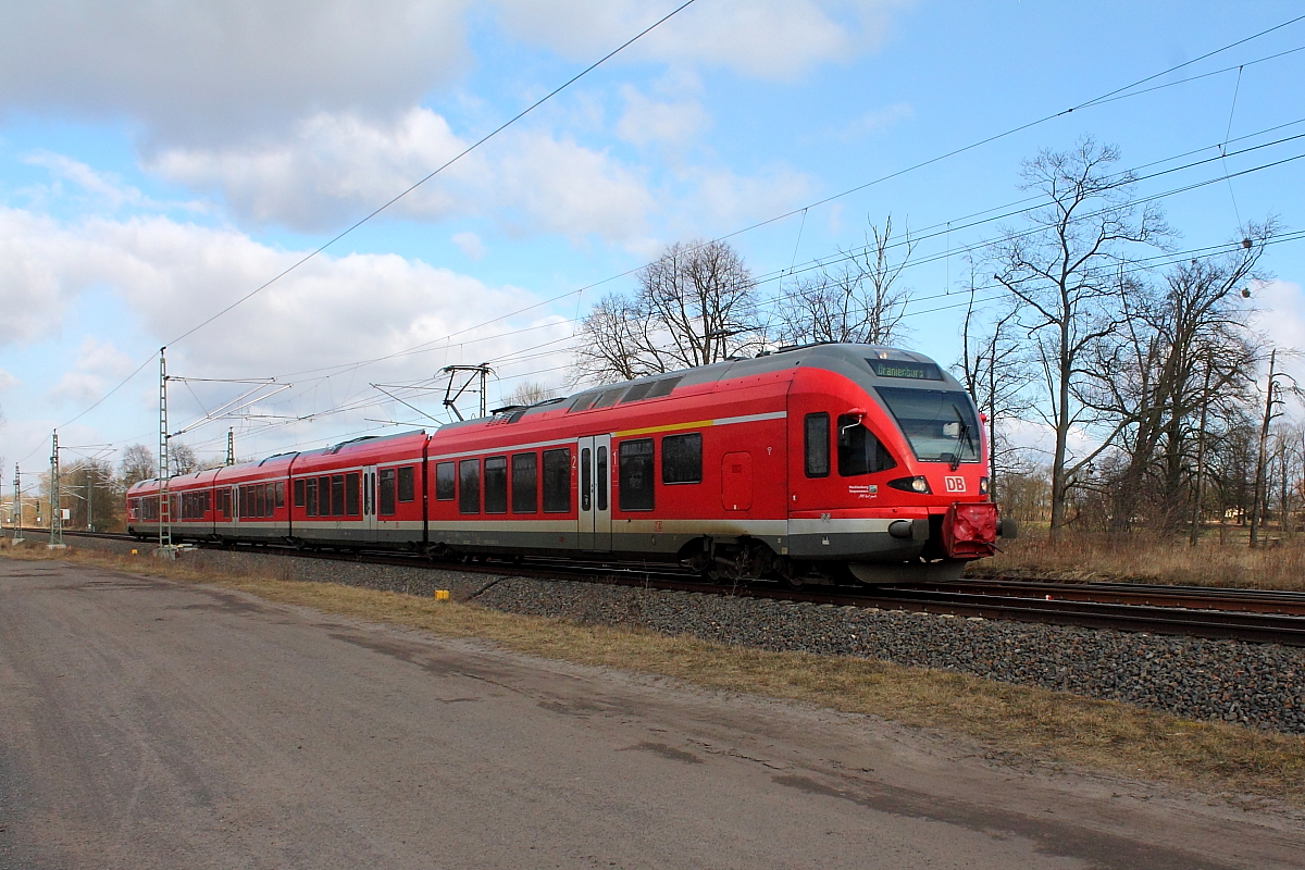 Der FLIRT 429 526-7 auf der RE 5 als RE 92349 von Stralsund Hbf nach Oranienburg am 24.02.2018 in Nassenheide.