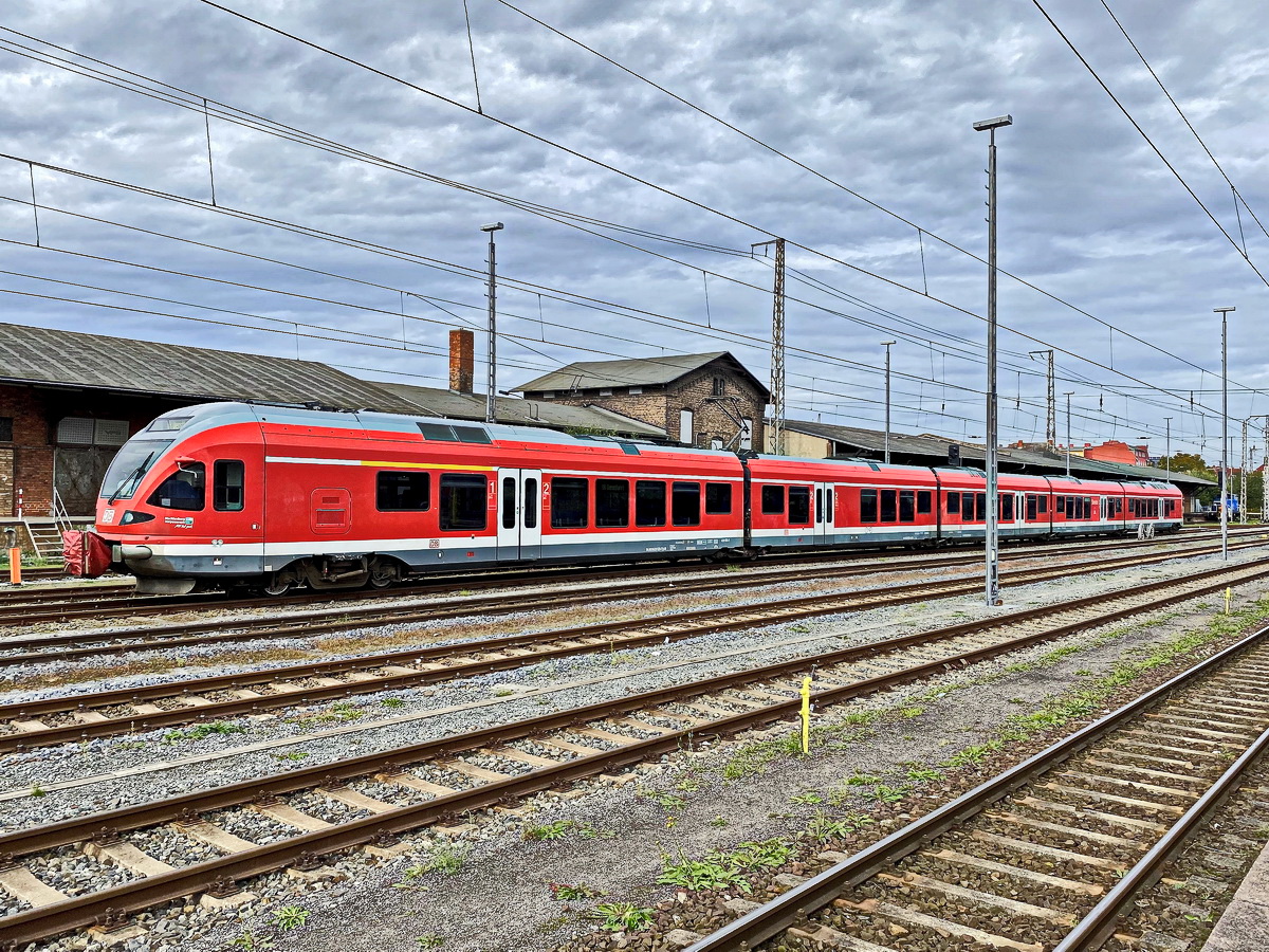 Der FLIRT 429 526-7 steht im Bahnhof von Stralsund abgestellt am 26. September 2020.