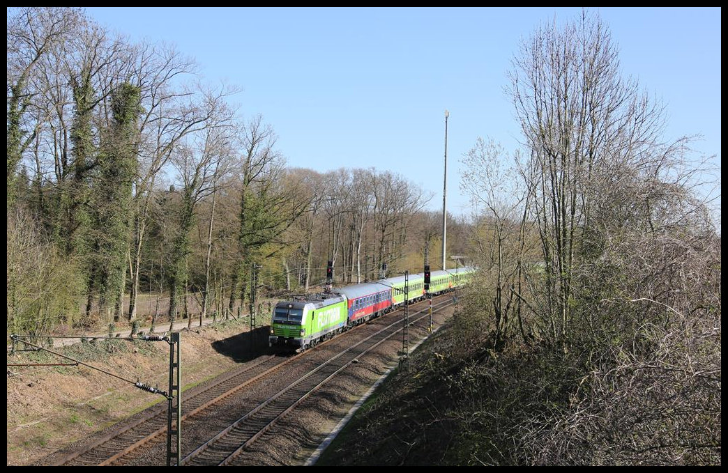 Der Flixtrain 1803 verlässt hier am 1.4.2019 um 9.54 Uhr auf dem Weg nach Köln den Ortsbereich von Hasbergen.