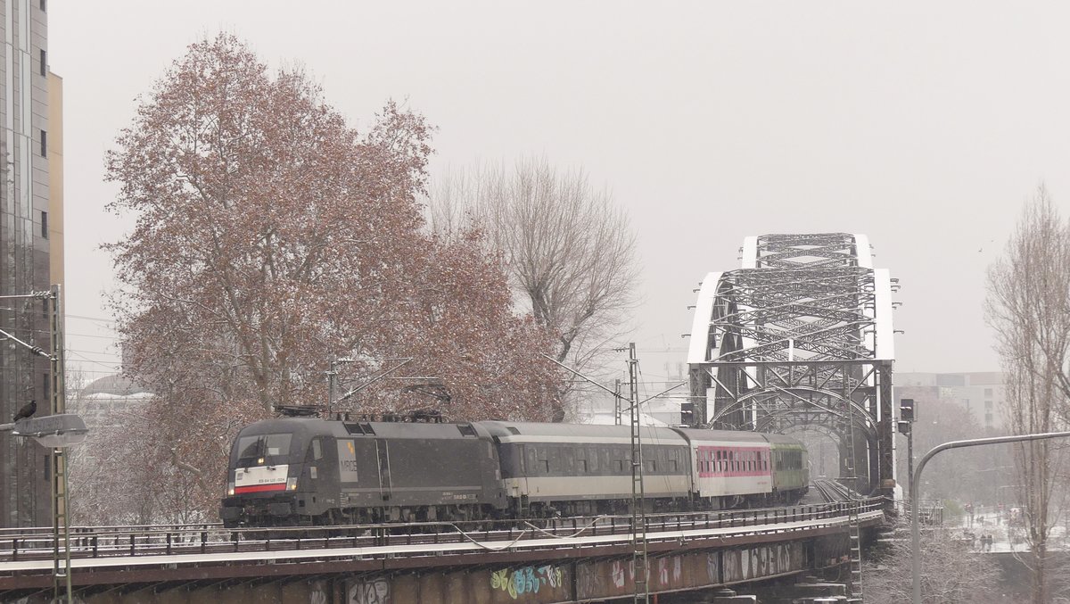 Der FLX nach Stuttgart verlässt die Frankfurter Deutschherrnbrücke und wird damit in Kürze Frankfurt Süd erreichen. Aufgenommen am 16.12.2018 11:32