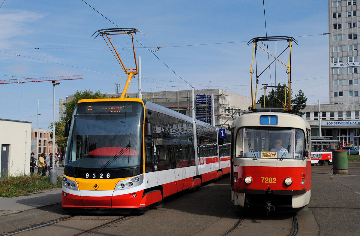 Der  For City  15T 9326 zählt derzeit zu einem der neuesten Fahrzeuge der Prager Straßenbahn und wird gerade in der Endstelle Spojovaci vom T3SUCS  - Tandem 7282 + 7283 der Linie 1 überholt. (15.09.2015)