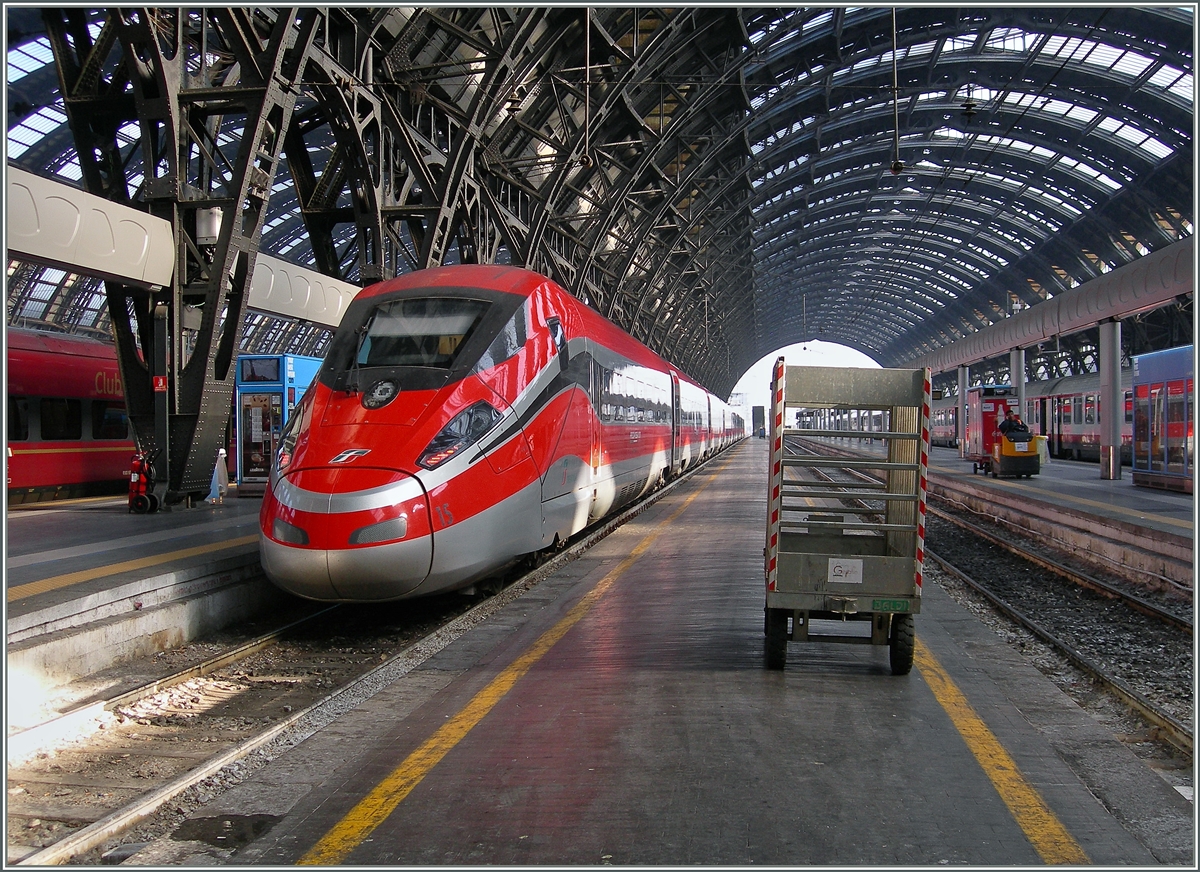Der formschöne FS ETR 400 015 (Frecciarossa 1000) wartet in Milano Centrale auf seinen nächsten Einsatz.
1. März 2016