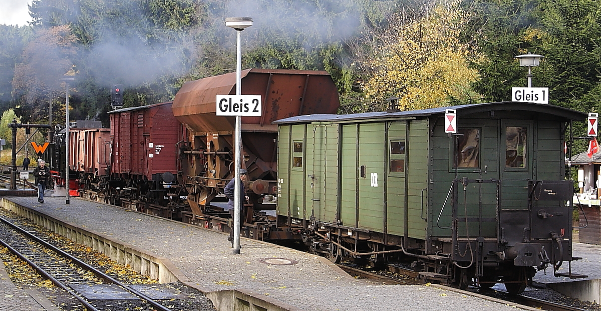 Der Foto-Güterzug der HSB am Vormittag des 19.10.2013 auf Gleis 1 im Bahnhof Drei Annen Hohne. Zuglok ist 99 222, welche gerade mit dem Wasserfassen beschäftigt ist.