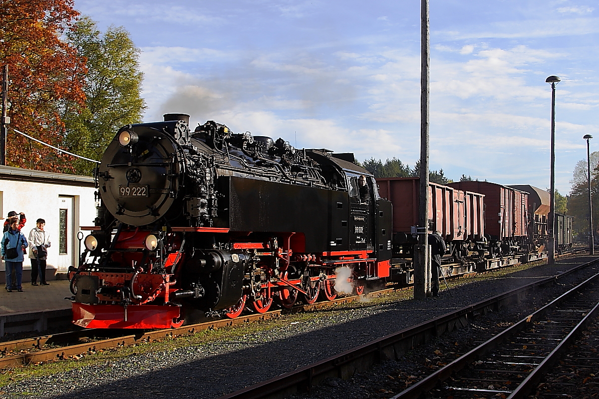 Der Foto-Güterzug der HSB, mit 99 222 an der Spitze, am 19.10.2013 bei der Einfahrt in den Bahnhof Elend.