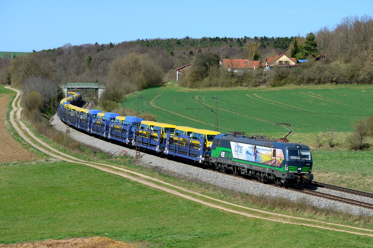 Der fotogenste Güterzug des Tages konnte am frühen Nachmittag des 15. April 2015 bei Edlhausen aufgenommen werden: Die an die LTE vermietete 193 203 hatte eine bunte Ladung bestehend aus Opel Transportern in Richtung Österreich zu befördern. Die bekannte S-Kurve bot sich als Fotomotiv geradezu an.