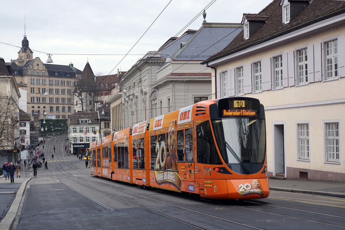 Der fotogenste Tramzug der zur Zeit auf dem Strassenbahnnetz Basel seine Runden dreht, ist der BLT Be 6/10 Tango 182. Er präsentiert sich mit dem bunten Werbeanstrich für  20 Jahre OBI Basel . Gesehen wurde er in Basel am 27. Januar 2020 auf der Linie 10 während der Fahrt nach Rodersdorf das im Kanton Solothurn liegt.
Foto: Walter Ruetsch 