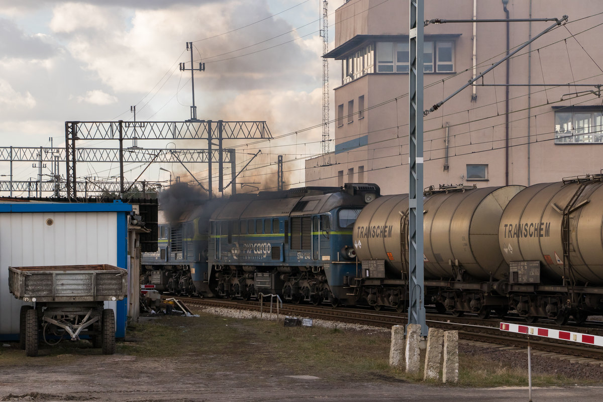 Der Fotograf des Bildes wollte eben dieses eigentlich schon löschen, aber das Motiv ist dann doch gar nicht so schlecht. Die  Dampflokdieselloks  ST44-1246 und 1214 fahren in Wegliniec am Stellwerk vorbei. Abgelichtet am 16. Februar 2018.