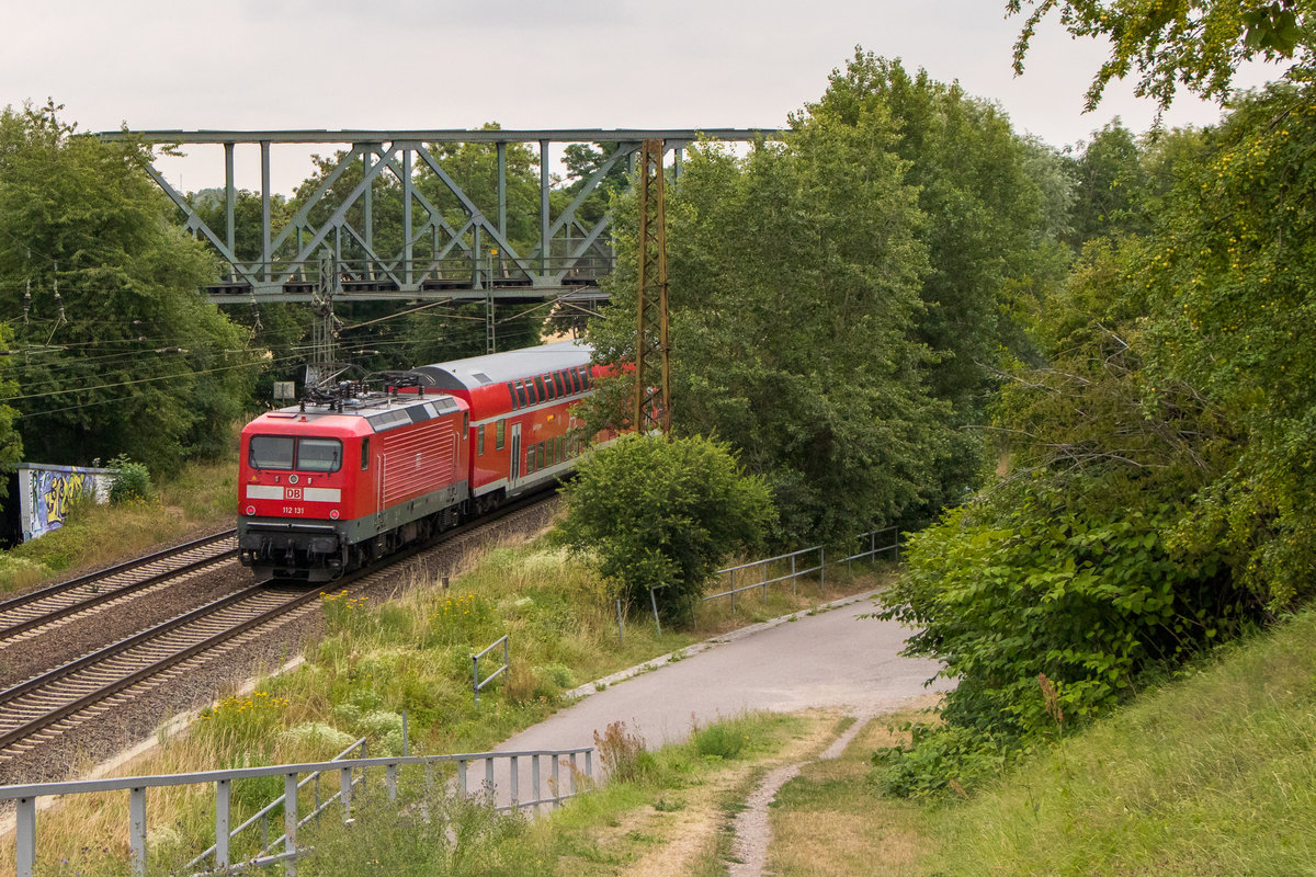 Der Fotograf hat ein wenig experimentiert. Aber das Ergebnis war ausbaufähig. Zu sehen ist 112 131-8 mit dem RE bei Naumburg. Die Aufnahme entstand am 17. Juli 2019