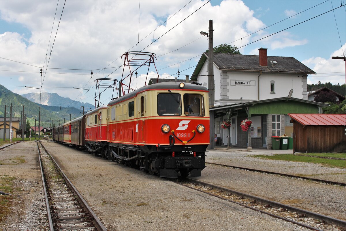 Der Fotosonderzug R80963 war am 26.6.2023 von der herrlich resaurierten 1099.11 sowie von der 1099.14 bespannt und fuhr für den Fotoreiseveranstalter  Tanago  von Winterbach nach Mariazell.
Der Bahnhof Mariazell wird leider heuer noch umgebaut und modernisiert.