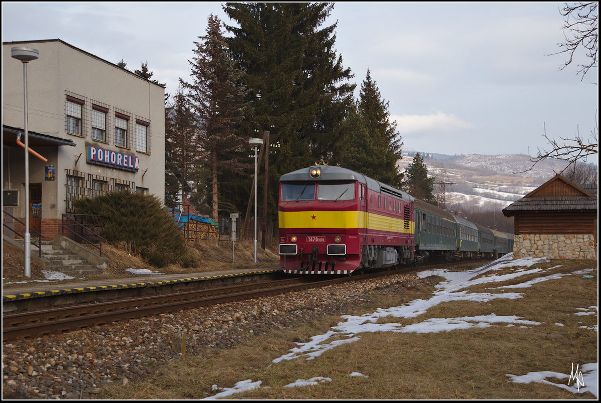 Der Fotozug, hier anstelle der 477 013 mit der T478 1131 bespannt, bei der Durchfahrt in Pohorela. (17.02.2017)