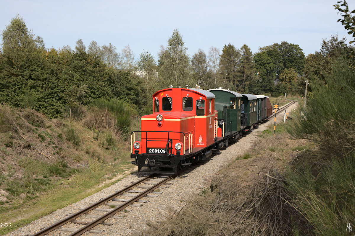 Der Fotozug mit der 2091 und der 2091.09 kurz nach Heidenreichstein. (19.09.2020)