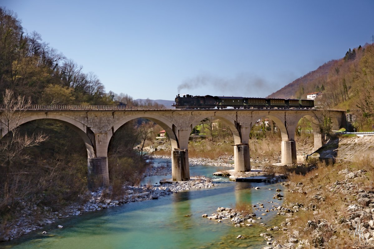 Der Fotozug mit der 25.026 auf Brücke über die Soca (Isonzo) kurz zwischen Kanal und Avce. (07.04.2018)