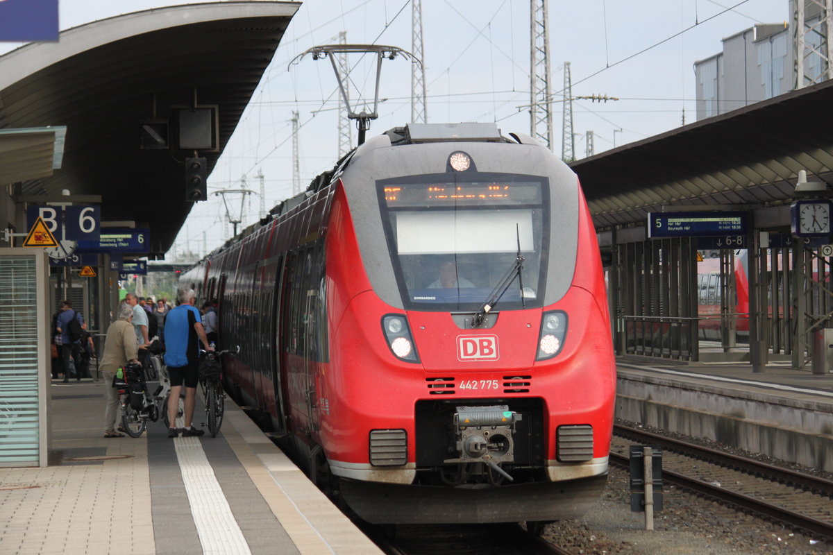 Der Franken-Thüringen Express wird alle zwei Stunden in Bamberg geflügelt. 442 775 wird in wenigen Minuten nach Würzburg abfahren und dahinter wartet die zweite  Hamsterbacke  auf die Fahrt nach Sonneberg. Aufnahmedatum: 16.06.2017  