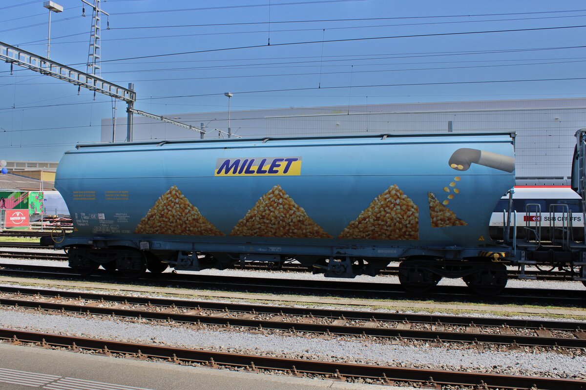 Der französische Getreidesilowagen Tagnpps (1) des Einstellers Millet mit der Nummer 33 87 0762 241 - 5 steht mit einem Ganzzug im Bahnhofsareal in St. Margrethen SG.

St. Margrethen SG, 11.06.2022