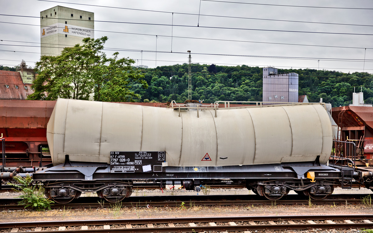 Der französische Knickkesselwagen  vom Einsteller ATIR RAIL 33 RIV 87 F-ATRR
7797 028-0 Typ Zaffns steht am 17.6.2017 in Würzburg eingereiht in einen Güterzug.