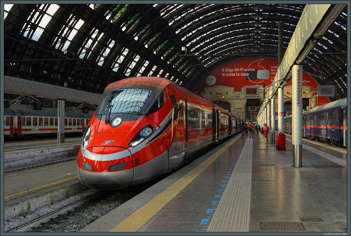 Der  Frecciarossa 1000  ETR 400 49 steht am 21.09.2018 abfahrbereit in der eindrucksvollen Halle des Bahnhofs Milano Centrale. Rechts daneben der angekommene Nachtzug NJ 233/40295 aus Wien und München.