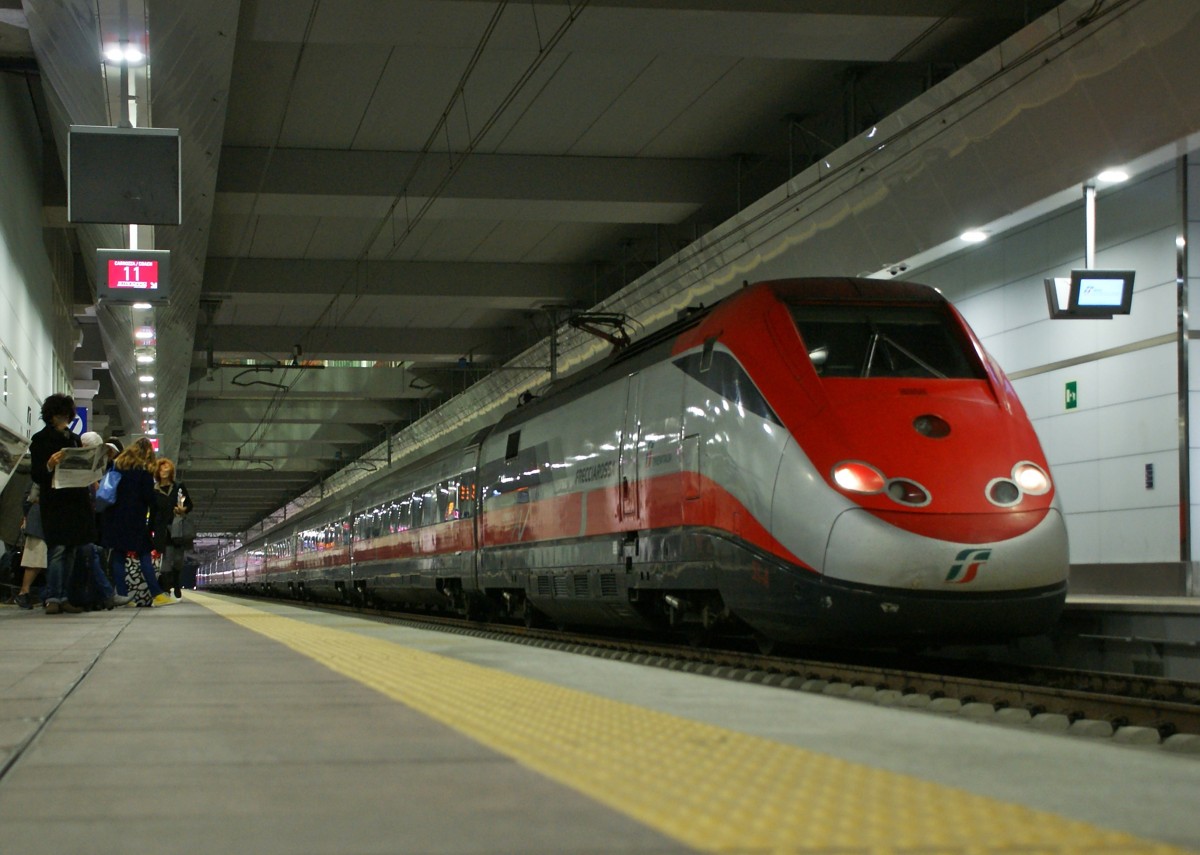 Der Frecciarossa 9563 von Torino nach Salerno im krzlich erffneten Bahnhofsbereiche von Bologna Centrale AV (Alto Velocit) welcher die vier Bahnsteiggleise 16 - 19 fr den Schnellverkehr umfasst.
16. Nov. 2013