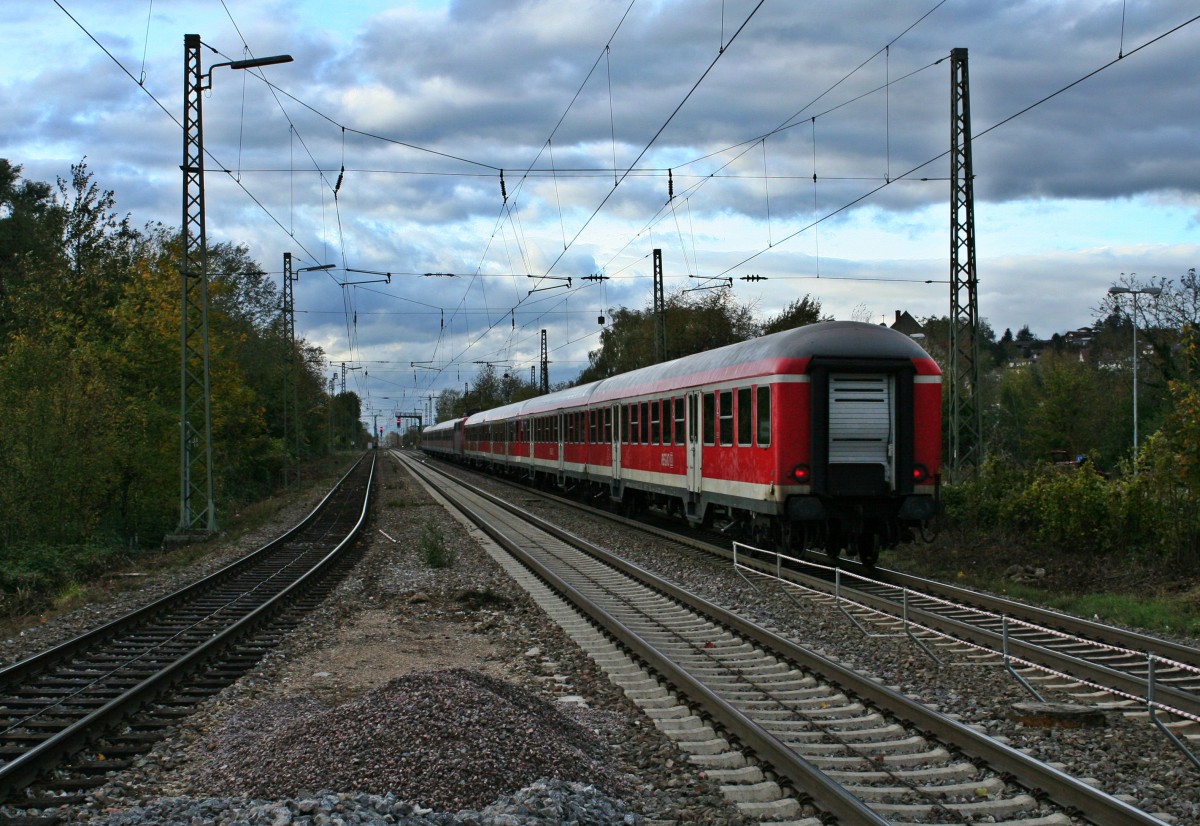 Der Freiburger 50 80 84-34 139-7 am Zugschluss des Leerzuges von Freiburg (Breisgau) nach Offenburg. Der Zug fhrt eigentlich nur Wochentags und durchfhrt am 02.11.13 den Bahnhof Emmendingen.
Triebfahrzeug dieser ungewhnlichen Fuhre war 111 062-6.
