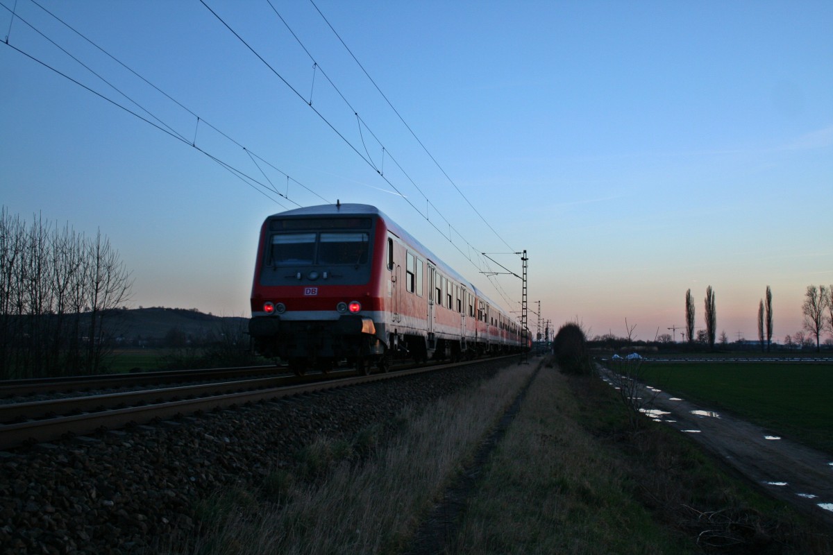 Der Freiburger  Witti  50 80 80-35 157-2 war am 24.02.14 zusammen mit 111 061 an der Spitze als RB 26581 von Offenburg nach Basel Bad. Bf unterwegs. Das Bild entstand im schnsten Abendlicht bei Hgelheim nrdlich von Mllheim (Baden).