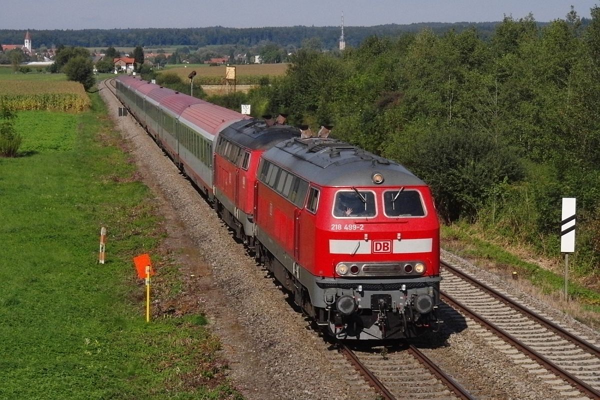 Der freundlich grende Lokfhrer der 218 499-2 mit dem IC 119  BODENSEE  von Mnster (Westfalen) nach Innsbruck fhrt am 16.09.2012 bei Mochenwangen gleich unter der im Schenkenwald stehenden Brcke hindurch.