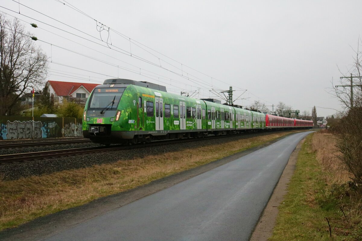 Der frisch Folierte S-Bahn Rhein Main 430 645-2 am 17.03.22 in Mühlheim am Main