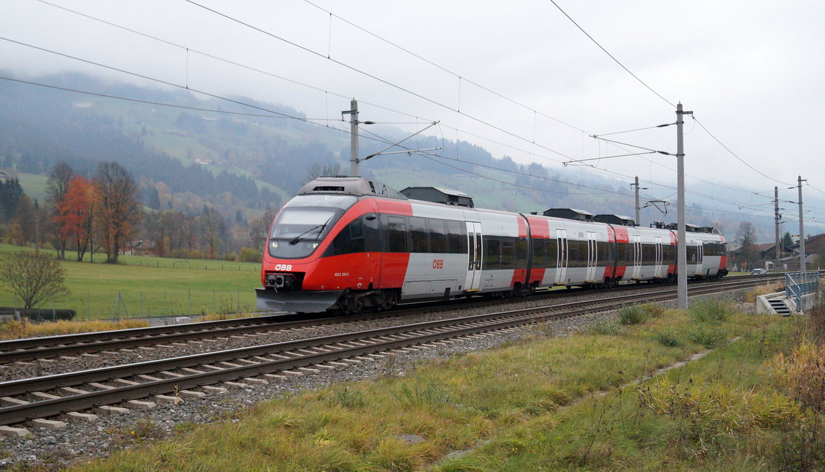Der frisch lackierte ÖBB 4024 091-3 ist als S 6 (Zug 5026) von Hochfilzen nach Wörgl Hbf unterwegs und erreicht in wenigen Augenblicken den Bahnhof Westendorf in Tirol, 03.11.2018.