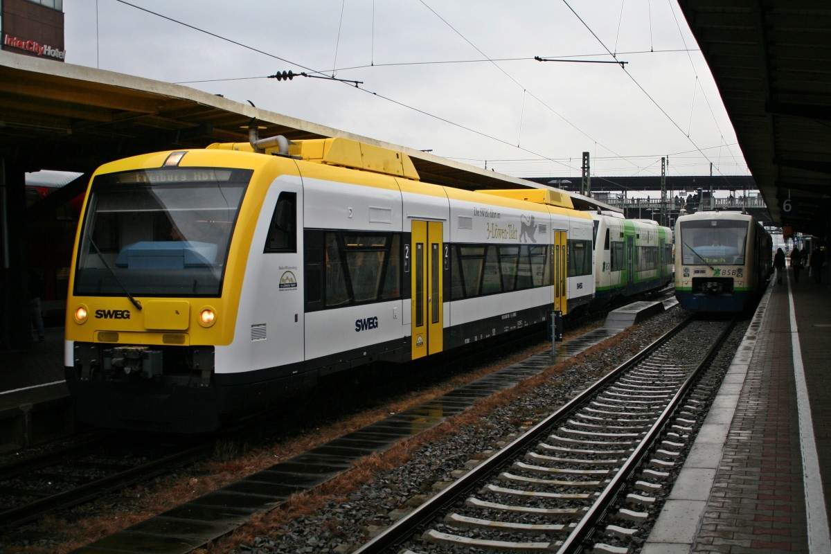 Der frisch lackierte SWEG-VT 501 war am 14.12.13 auf der Breisacher-Bahn unterwegs. Hier ist der Triebwagen zusammen mit einem weiteren BSB-VT als BSB/DPF 88360 nach Breisach abfahrbereit im Abgangsbahnhof Freiburg (Breisgau) Hbf.