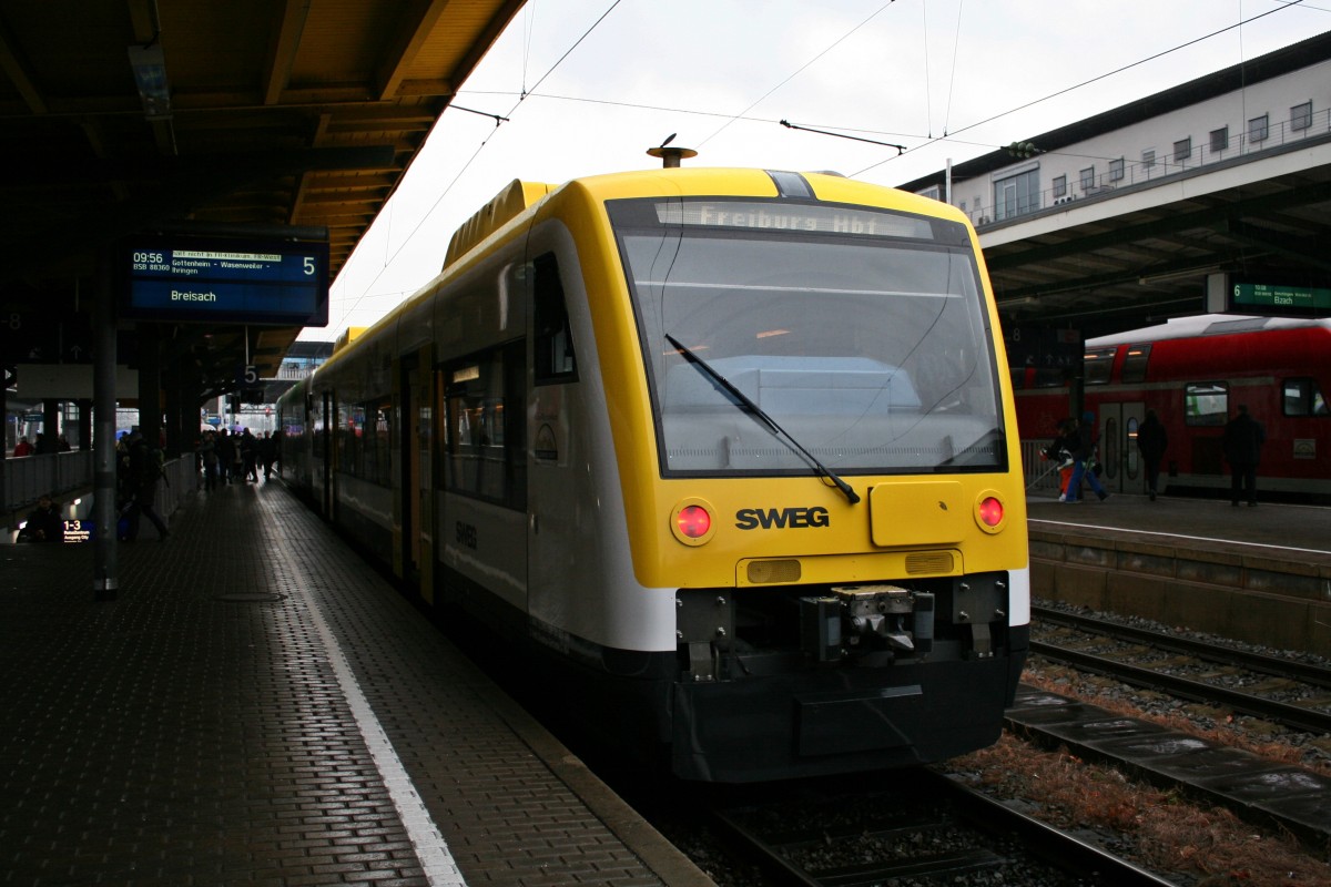 Der frisch lackierte SWEG-VT 501 war am 14.12.13 auf der Breisacher-Bahn unterwegs. Hier ist der Triebwagen zusammen mit einem weiteren BSB-VT als BSB/DPF 88360 nach Breisach abfahrbereit im Abgangsbahnhof Freiburg (Breisgau) Hbf.