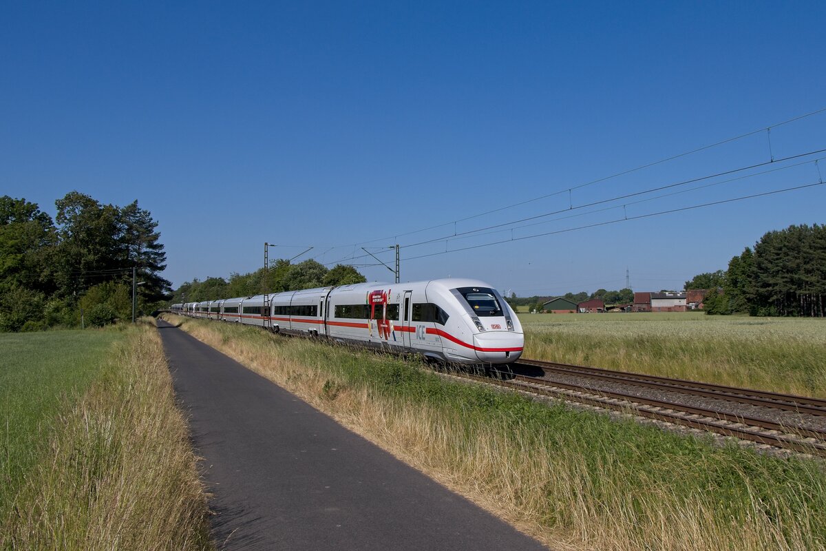 Der frisch mit Werbung für die Fußball-EM 2024 beklebte Triebzug 9212 (412 212) fährt als ICE 545 nach Berlin durch Nordbögge (14.06.2023) 