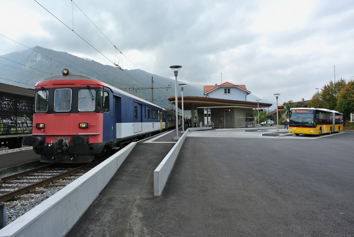 Der frisch Renovierte Bahnhof Balsthal mit dem neu gestalteten Postautoplatz: links erreicht der Regio aus Oensingen mit dem BDt 905 Balsthal, rechts steht schon das erste Anschluss Postauto bereit, 03.10.2014.