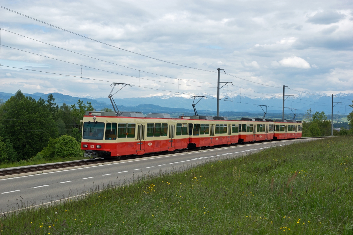 Der frisch revidierte Be 4/4 53 befindet sich am 17.05.2014 an der Spitze einer S 18 Richtung Zürich Stadelhofen. Das Bild wurde unterhalb von Scheuren aufgenommen.
